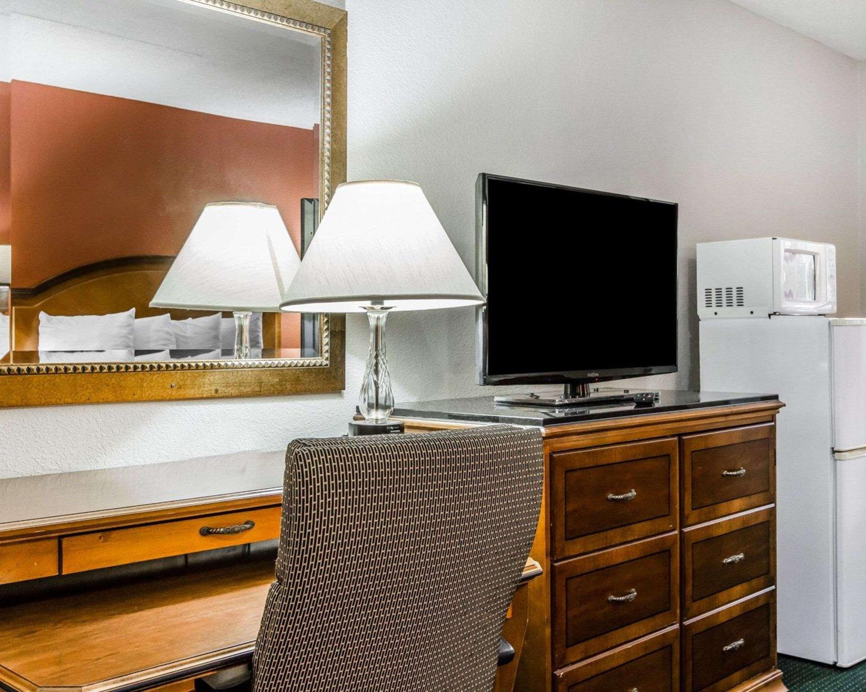 Econo Lodge Inn & Suites Enterprise Exteriör bild
