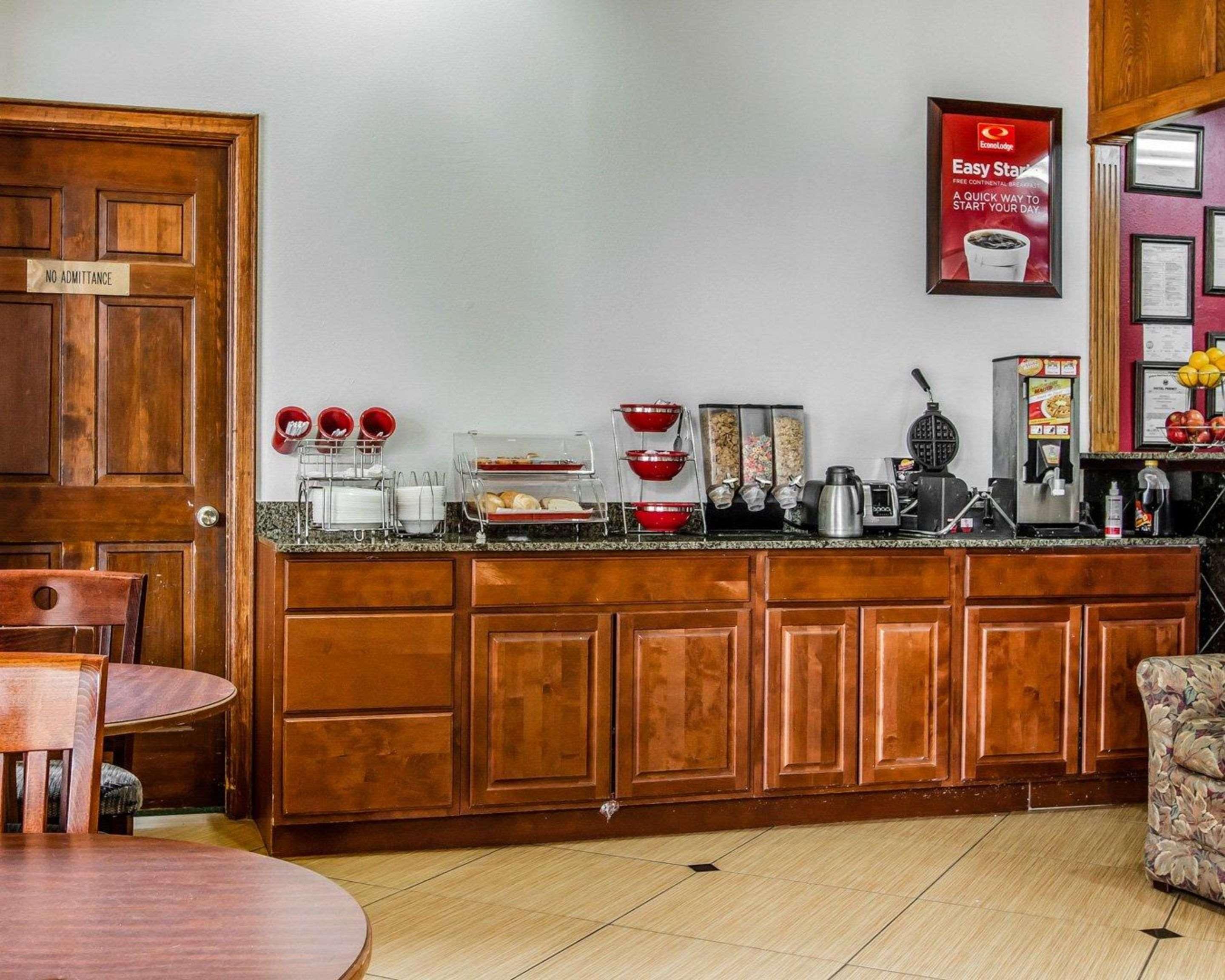 Econo Lodge Inn & Suites Enterprise Exteriör bild