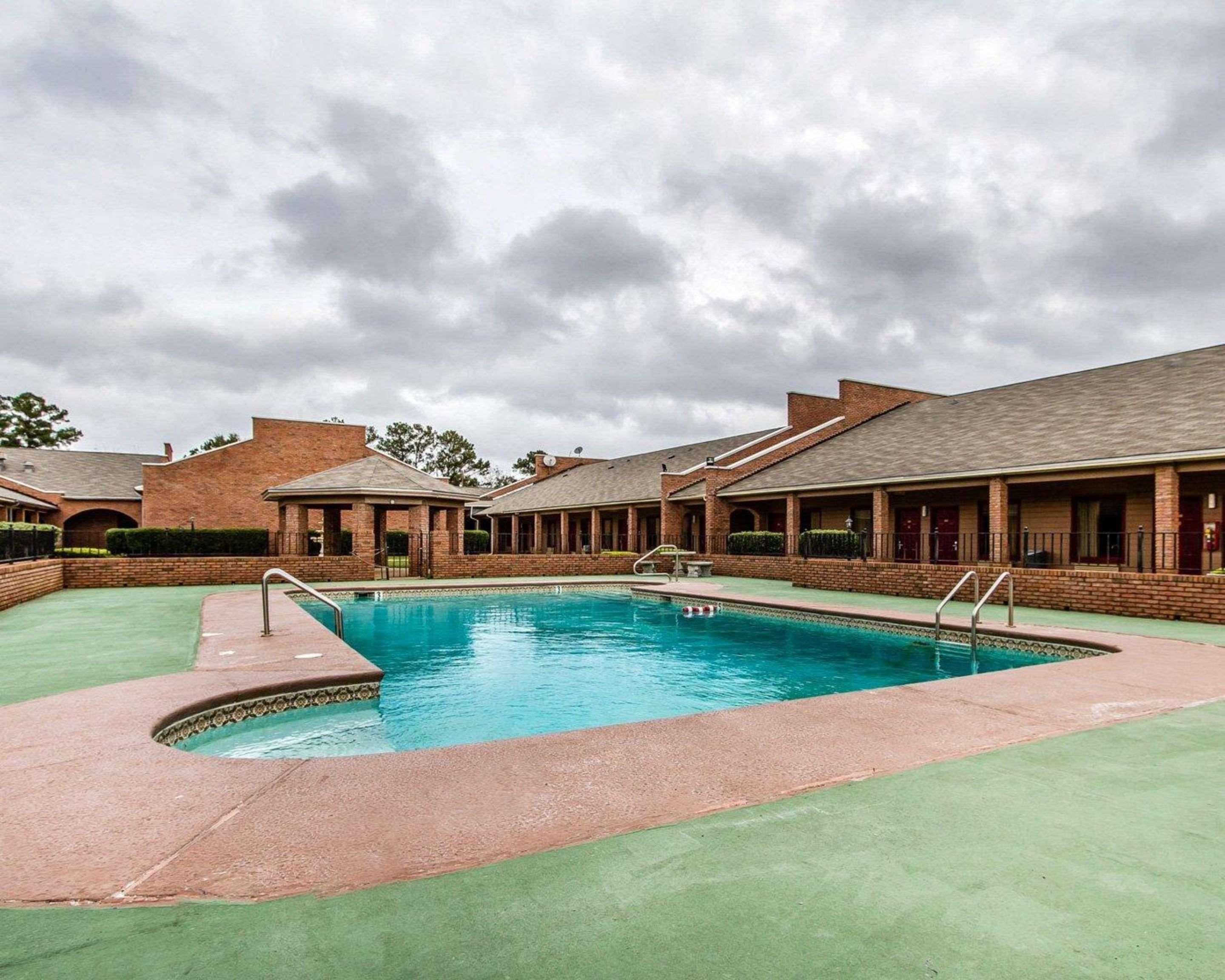 Econo Lodge Inn & Suites Enterprise Exteriör bild