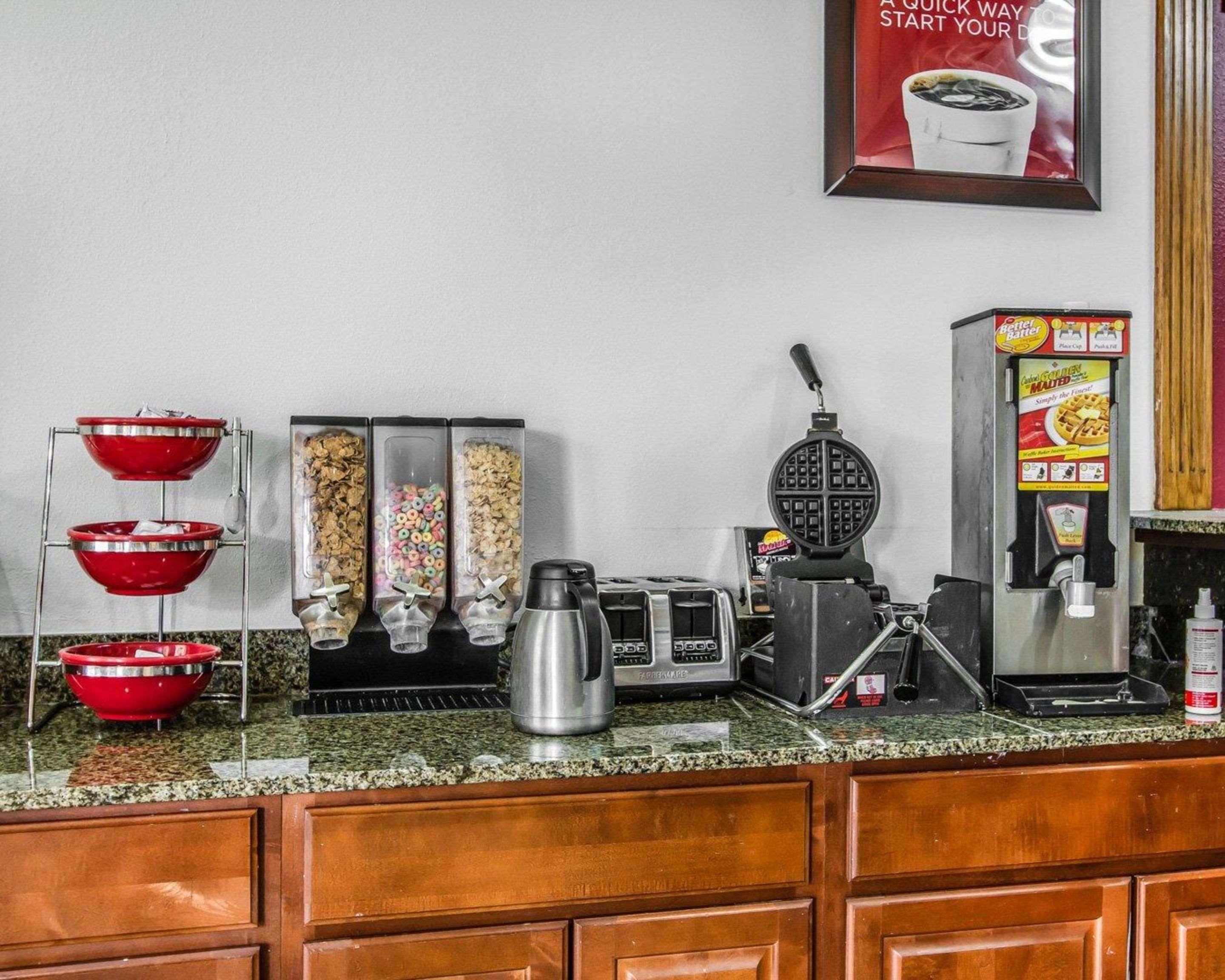 Econo Lodge Inn & Suites Enterprise Exteriör bild
